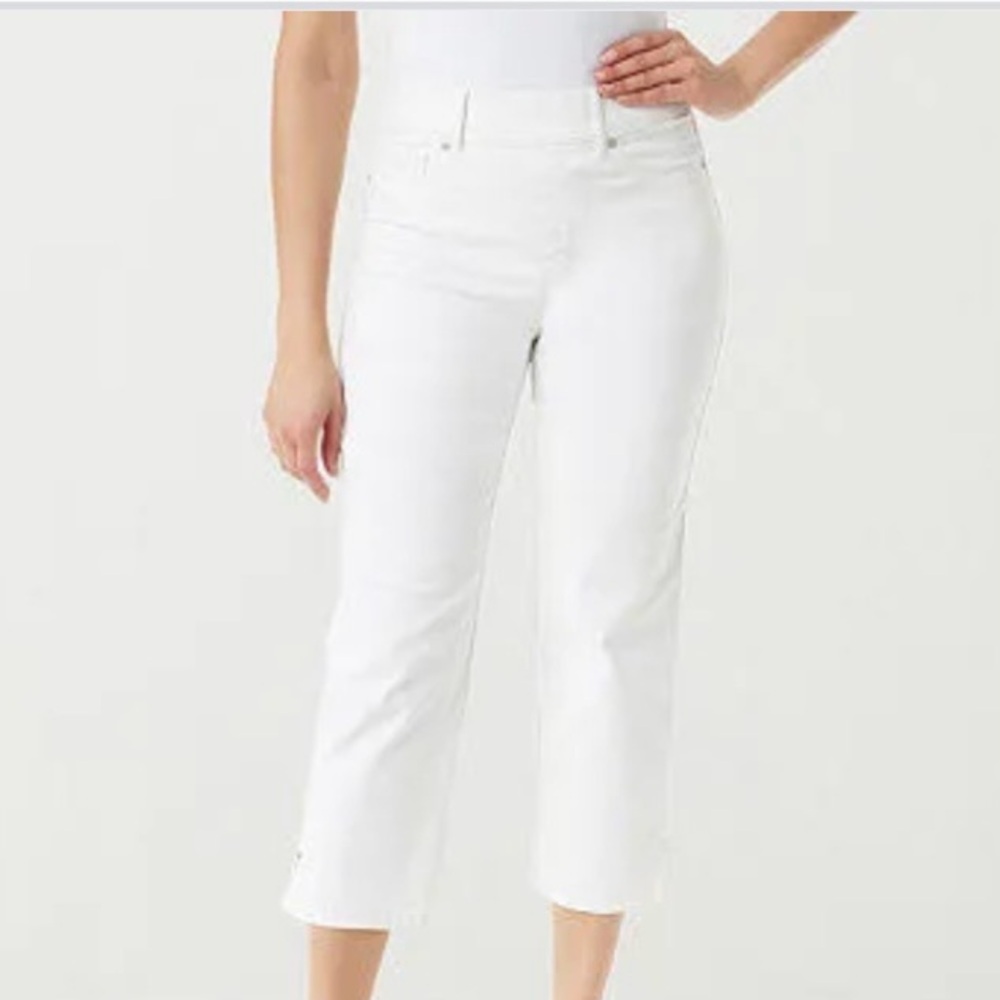 Lee- White Stretch Classic Cropped Pants. Size: 12